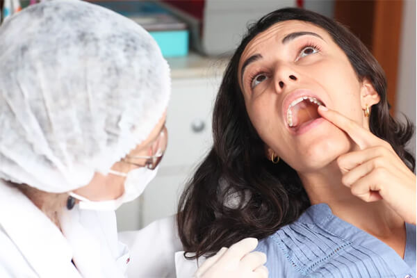 apontando para o dente siso em frente ao dentista