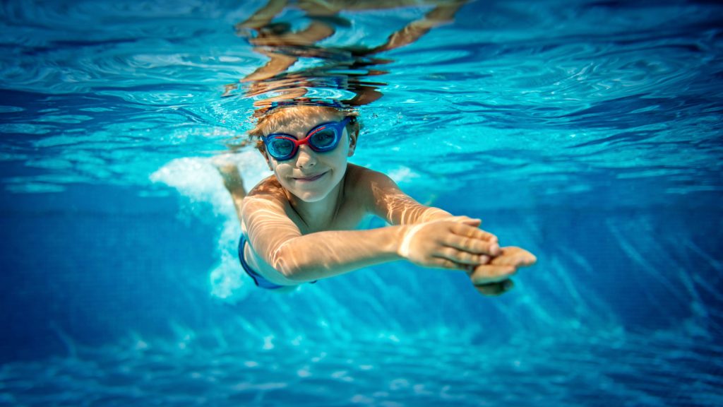 Pode tomar banho de piscina após comer?