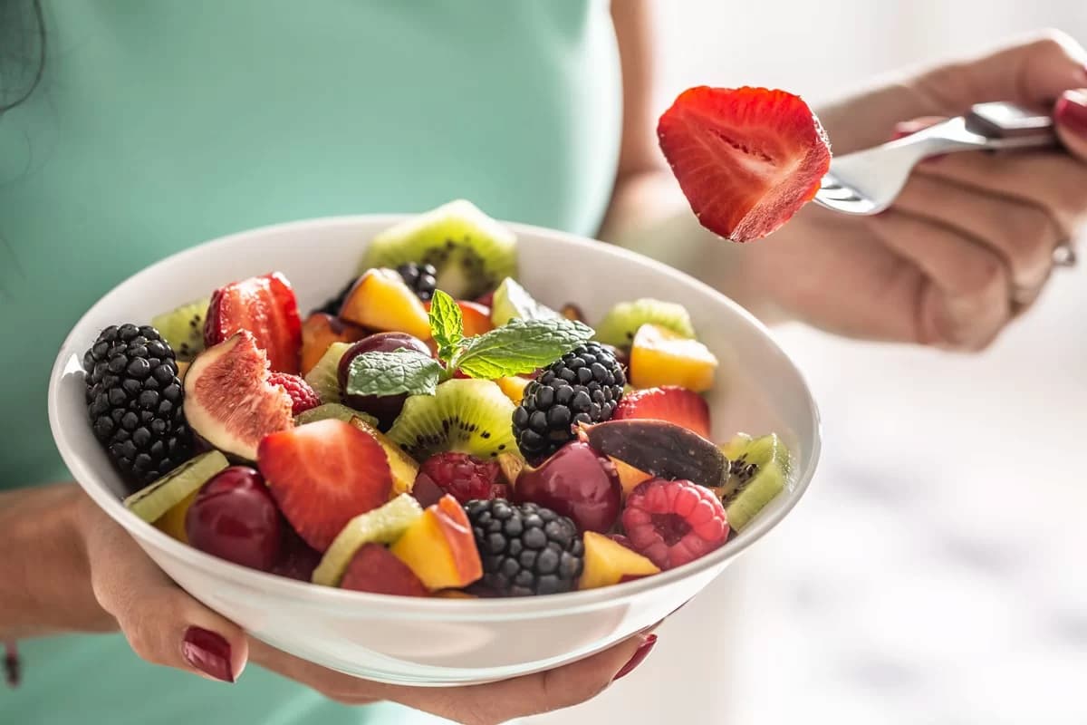 5 frutas com pouco açúcar que ajudam no seu emagrecimento 